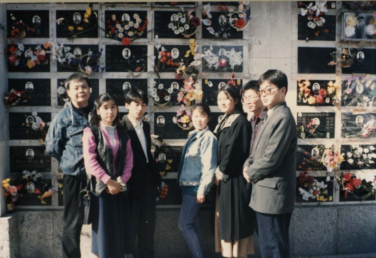 孟昭晋带leyu乐鱼（中国）体育官方网站,学生拜谒王重民墓
